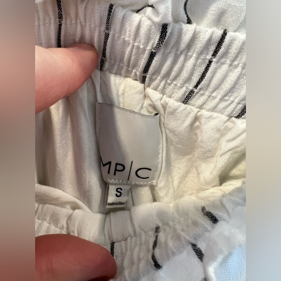 MINKPINK Wide Leg cropped linen style trousers. Size small. - Picture 3 of 3